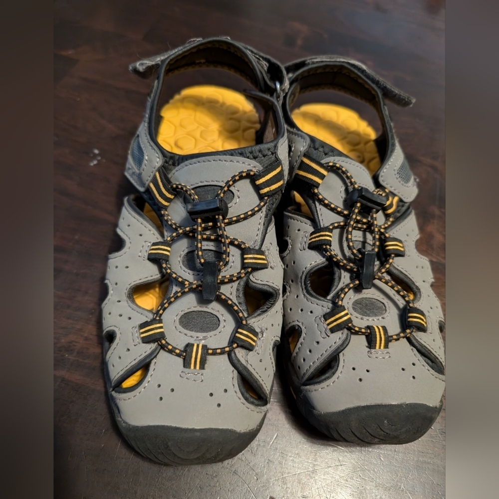 Khombu Boys 4 Sandals, Grey/Yellow, GUC